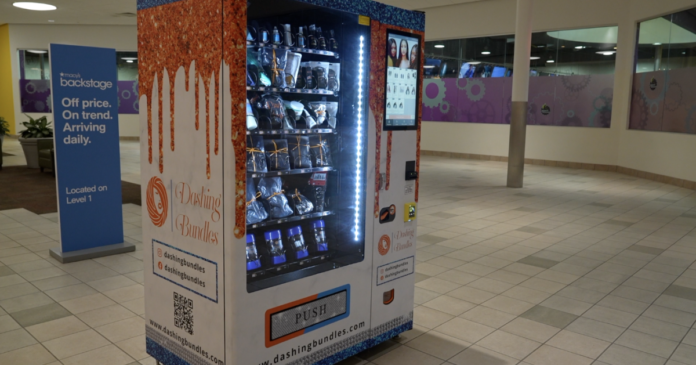 Máquina expendedora en Meridian Mall ofrece productos de belleza y cabello
