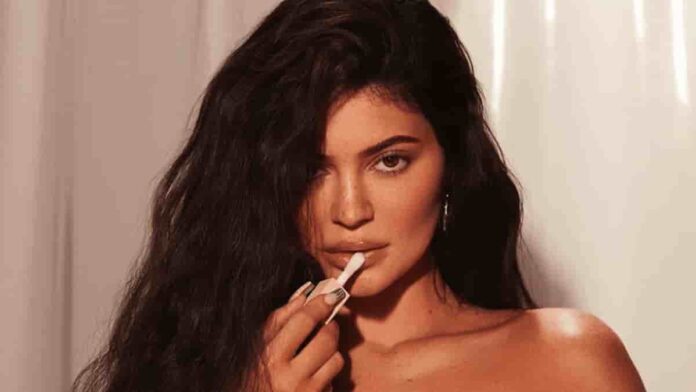 Kylie Jenner lance son calendrier de l’Avent beauté Kylie Cosmetics !